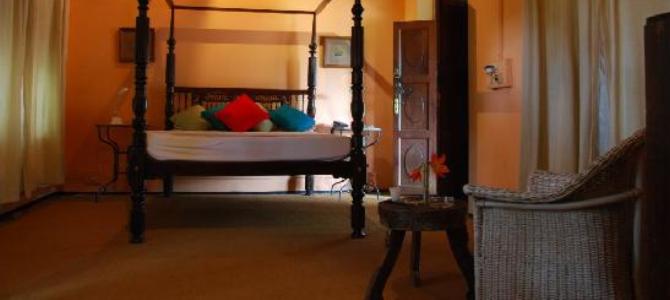 four-poster-bedroom-with[1]